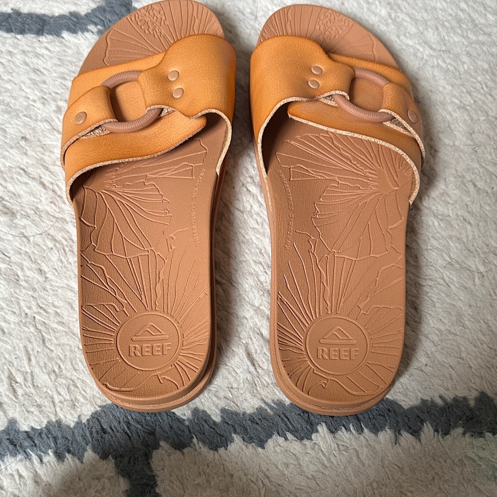 Reef Vista SoHo Cruz Sandals. Only used a few times. Great shape and so comfy.